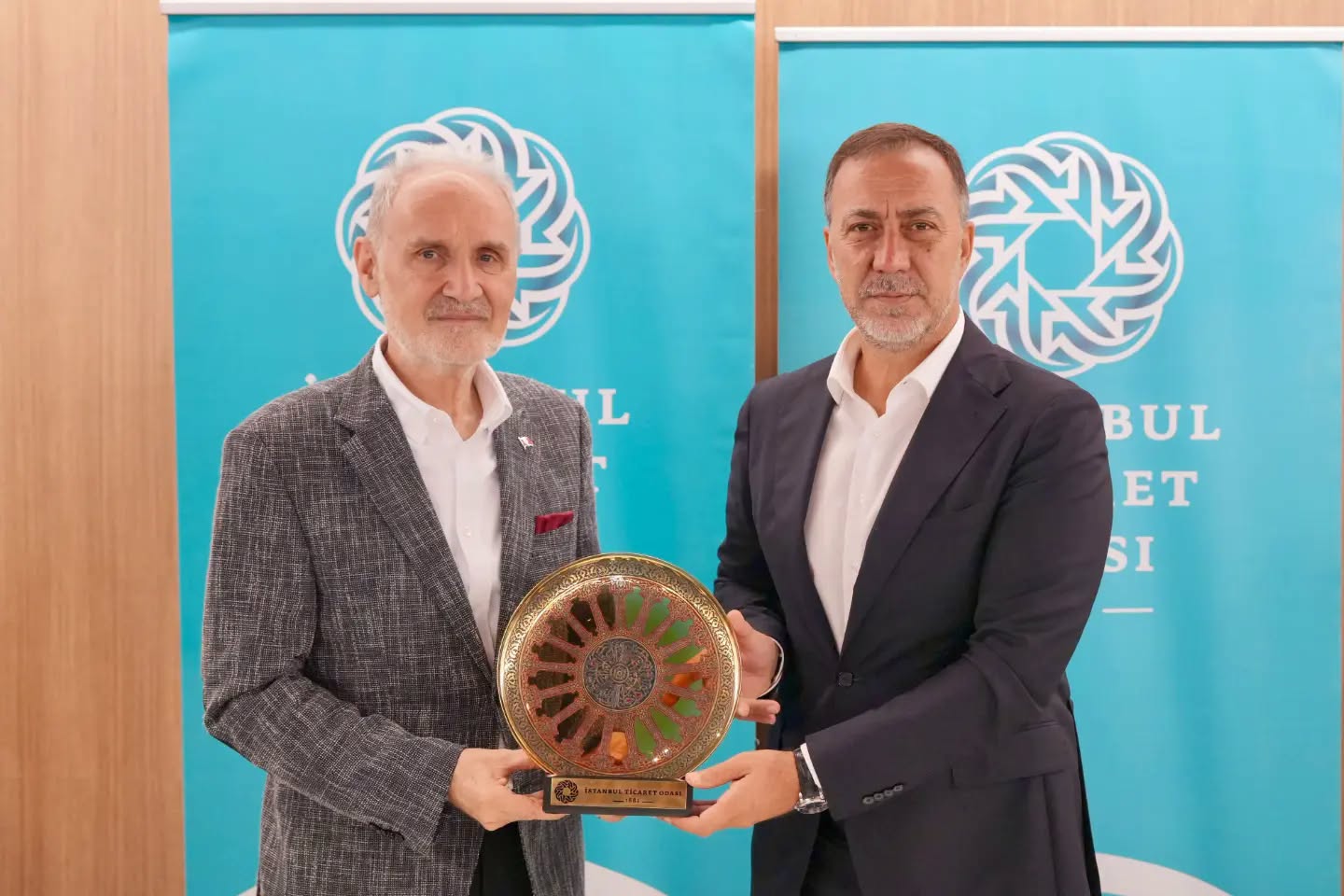 İl Yönetim Kurulu Üyelerimiz ve İlçe Başkanlarımızla birlikte İstanbul Ticaret Odası (İTO) Yönetim Kurulu Başkanı Şekib Avdagiç ile bir araya gelerek verimli bir istişare toplantısı gerçekleştirdik.